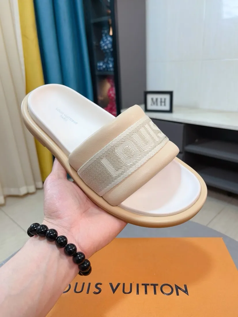 Ex-factory price 360🌹🌹 (lv-Louis Vuitton) New men's slippers, high-end boutique, exquisite embossed logo decoration on the upper, fine workmanship, super soft soles, casual, loose and comfortable, a must-have in summer! \nsize：38-44